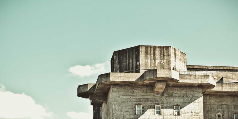 青岛模具如何重塑消费电子美学:揭秘高光注塑与纳米纹理的制造革命